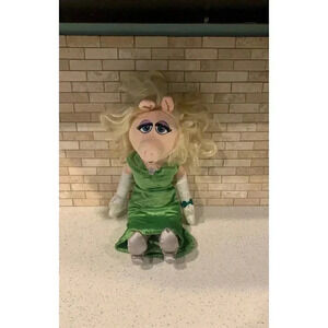 Disney Store The Muppets Most Wanted Miss‎ Piggy Plush. b24